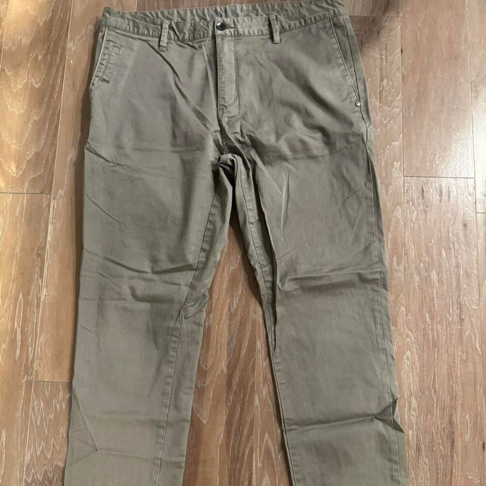 Vuori Men's Gray Cargo Pants - Size 36 X 30 - NEW